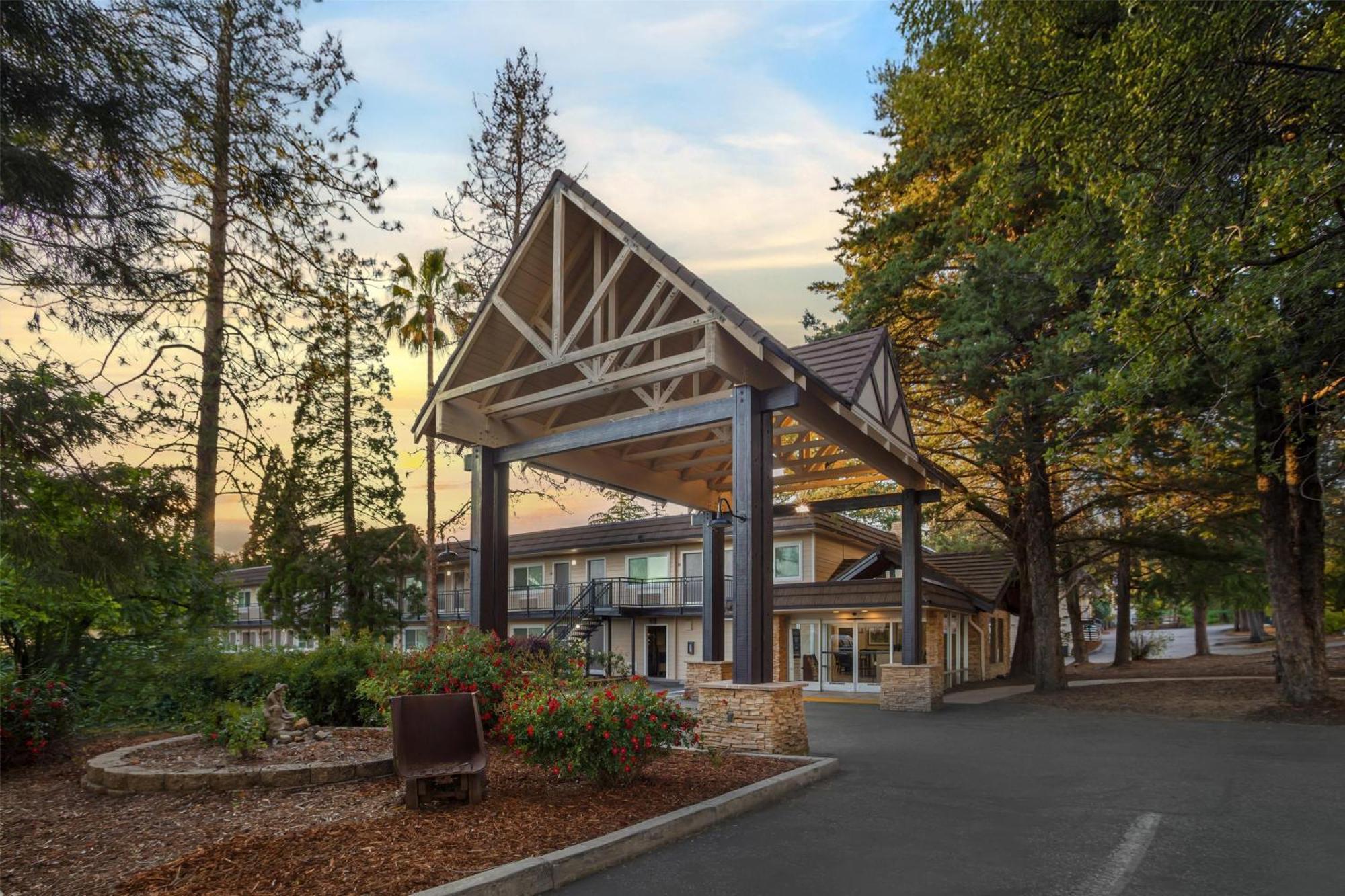 Western Gold Country Hotel 3*